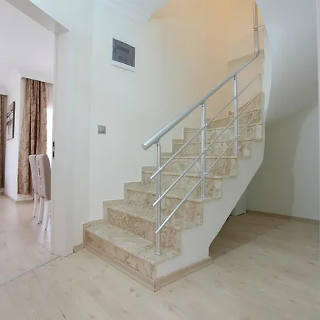 מלון דירות Akbuk Palace 2*